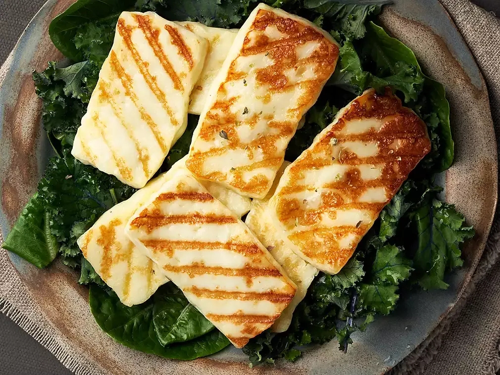 Halloumi co to jest? Odkryj sekrety tego wyjątkowego sera