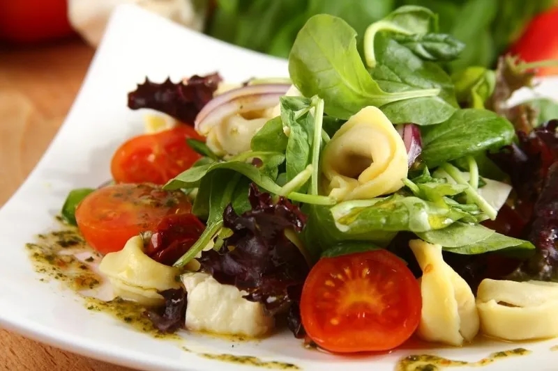 Tortellini z pomidorami i mozzarellą - najlepsze dodatki do podania