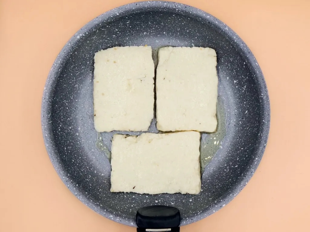 Jak smażyć halloumi, aby uzyskać idealną chrupkość i smak