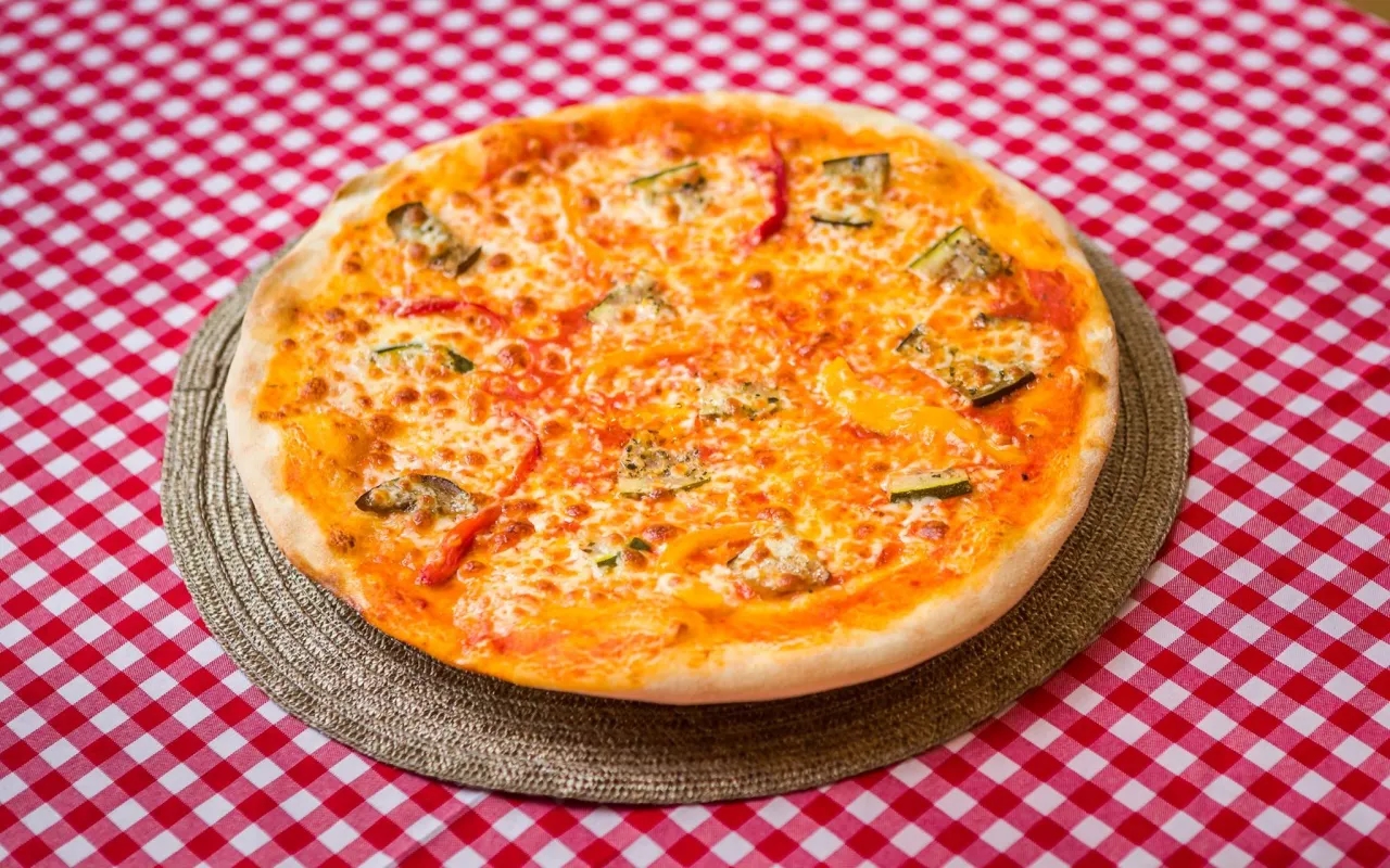 Duża pizza Domino's ile cm? Sprawdź, ile naprawdę ma średnicy!