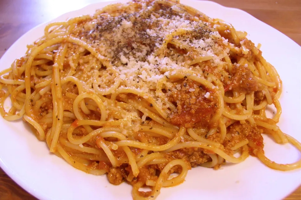 Prosty przepis na spaghetti bolognese, który zaimponuje każdemu