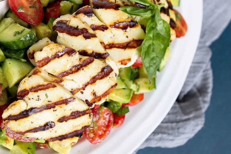 Jak jeść ser halloumi - odkryj pyszne sposoby na jego podanie