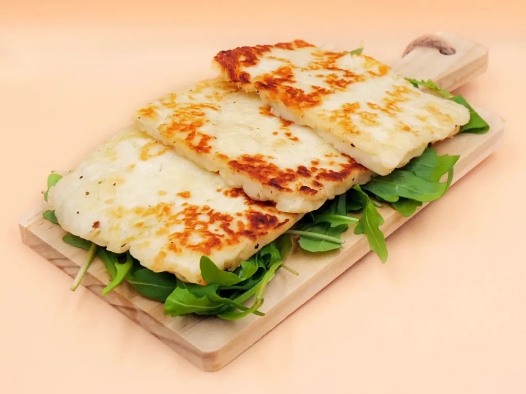 Jak smakuje ser halloumi? Poznaj jego wyjątkowy smak i teksturę