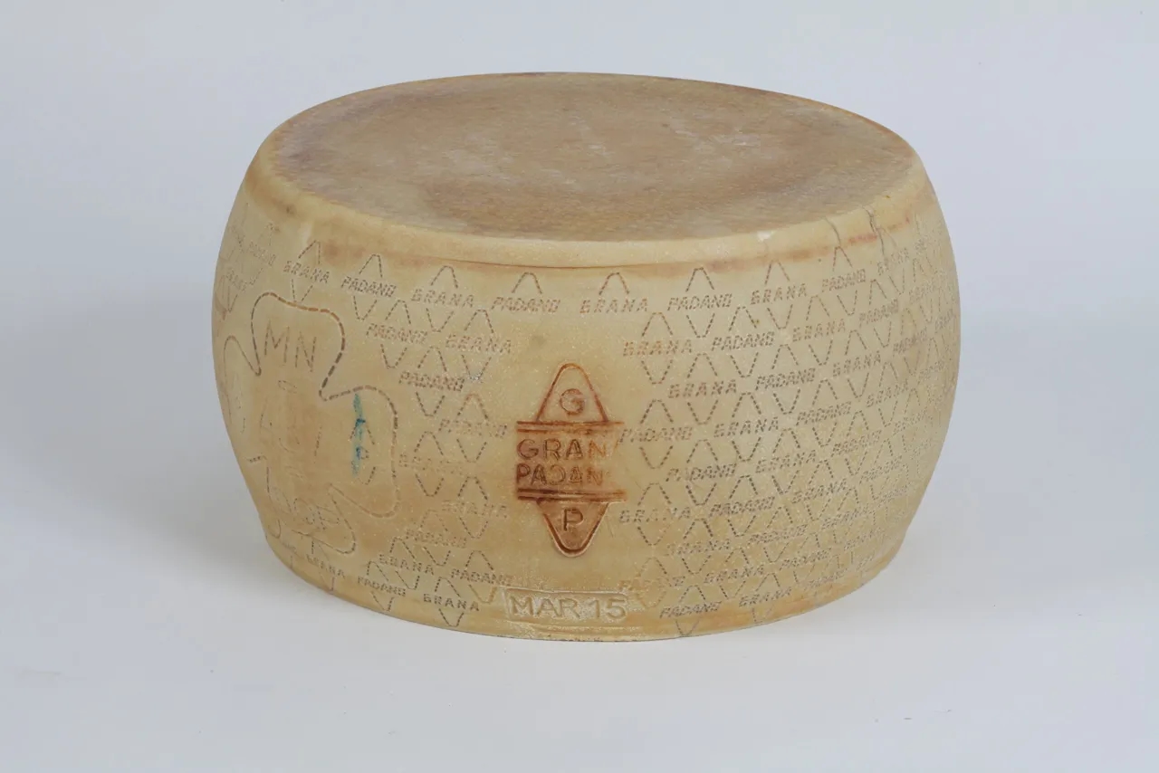 Grana Padano czy to parmezan? Odkryj kluczowe różnice i zastosowanie