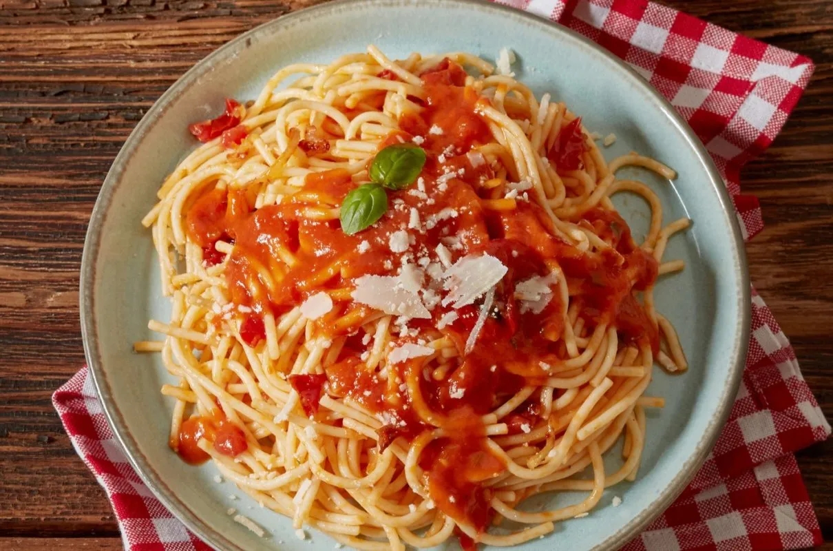 Jak zrobić sos do spaghetti, który zachwyci Twoich gości