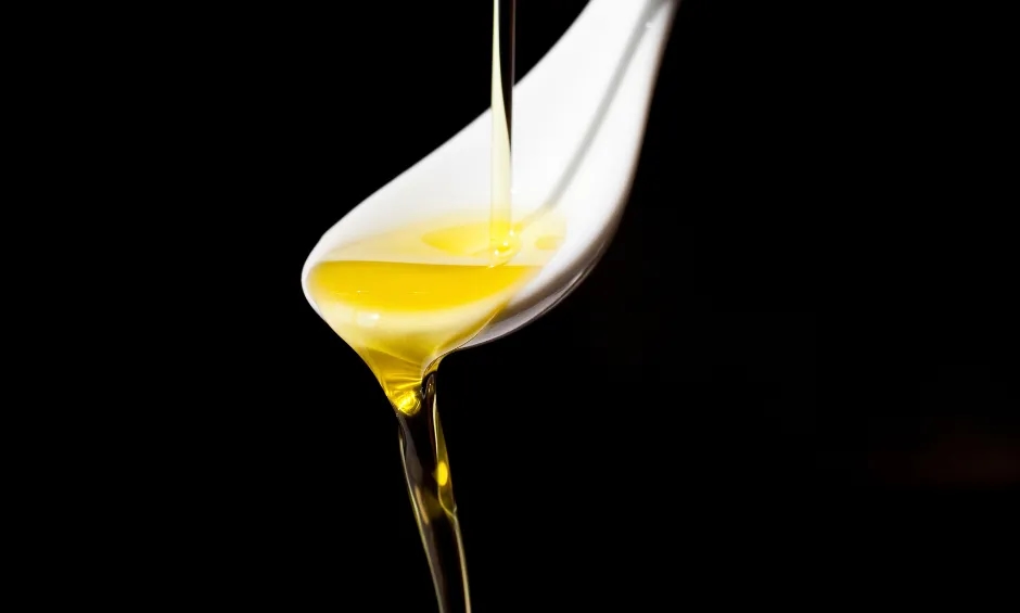 Co daje picie oliwy z oliwek? Odkryj jej zaskakujące korzyści zdrowotne