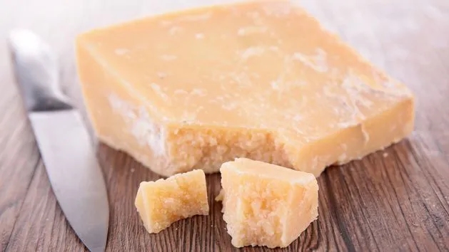 Ile kalorii ma parmezan? Zaskakujące informacje o jego wartości kalorycznej